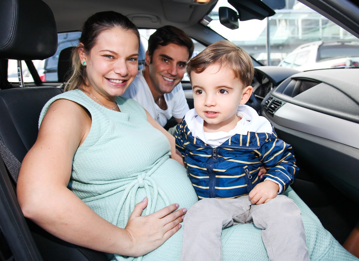 Milena Toscano exibe barrigão de sete meses de gravidez em passeio com o marido e o filho (Foto: Marcos Ribas/Brazil News)