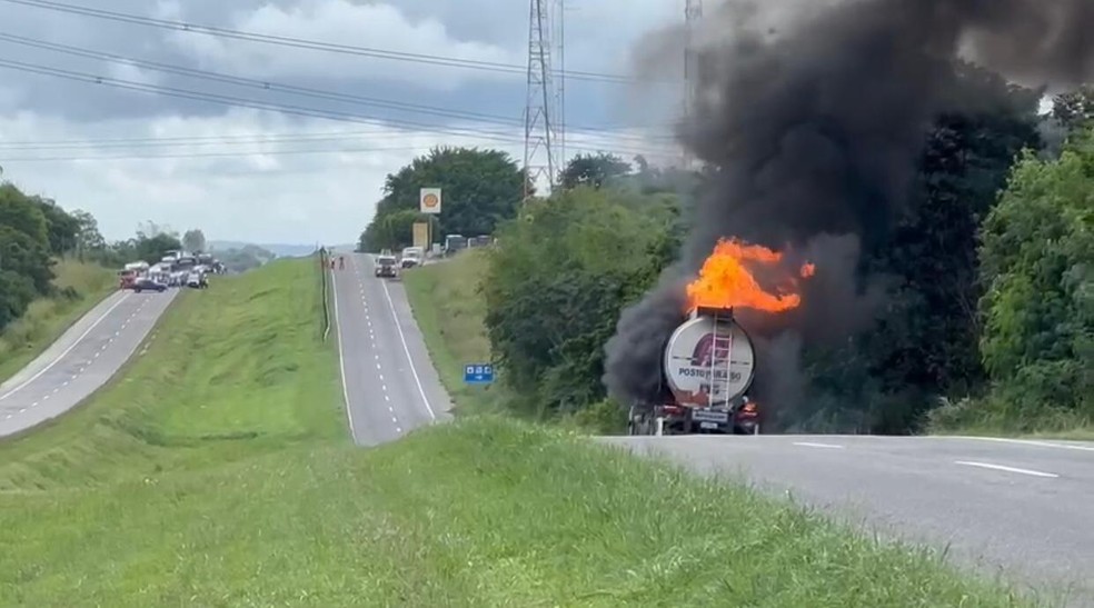 Carreta tanque carregada de combustível pega fogo e rodovia na Bahia — Foto: Reprodução/Redes Sociais