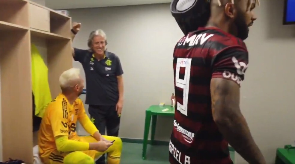 Jorge Jesus e Diego Alves olham Gabigol no vestiário — Foto: Reprodução / Twitter