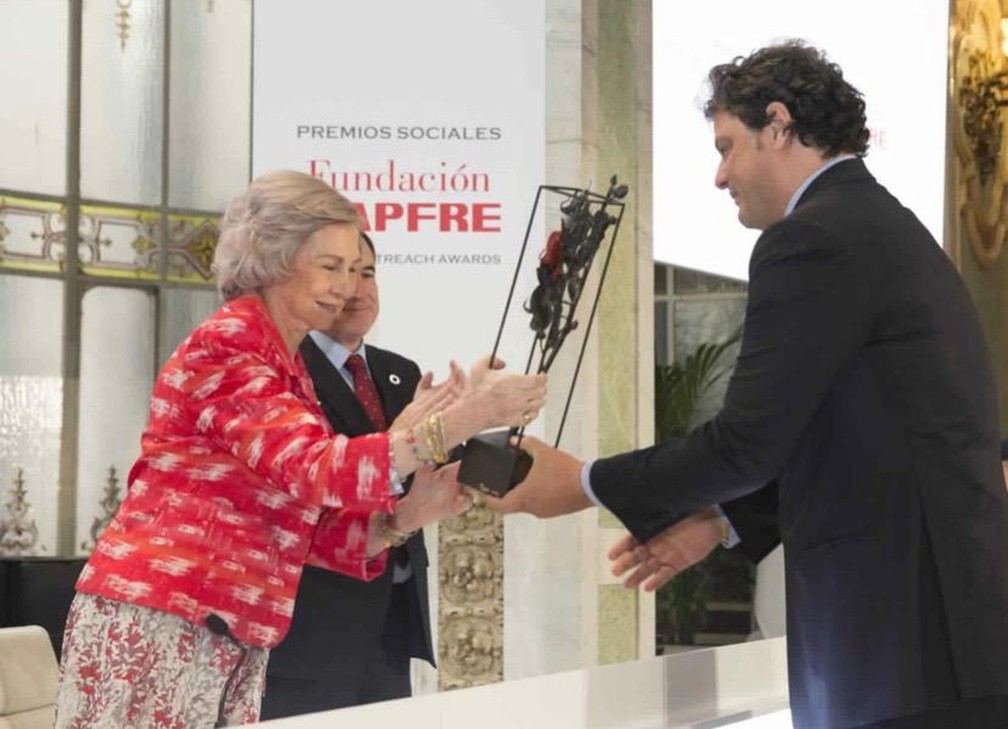 O produtor de leite, Roberto Jank Jr. recebe prêmio da rainha emérita da Espanha.  — Foto: Arquivo pessoal