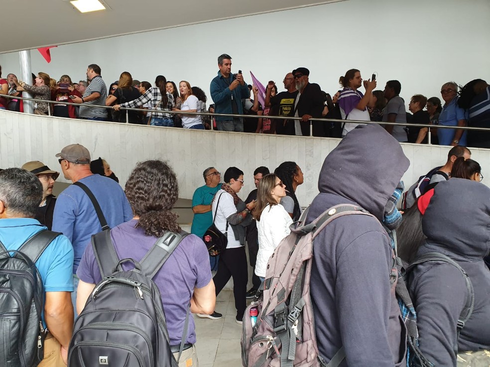 Servidores furaram o bloqueio dos seguranças e invadiram a Assembleia Legislativa do Paraná (Alep)  — Foto: Wilson Kirsche/RPC