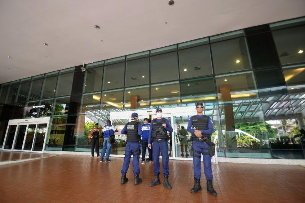 Agentes da Guarda Municipal e da prefeitura em frente a shopping de Salvador; centros de compras estão fechados — Foto: Jefferson Peitoxo/Secom