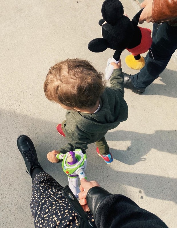 Monica Benini e Junior Lima passeiam com o filho Otto (Foto: Reprodução/Instagram)