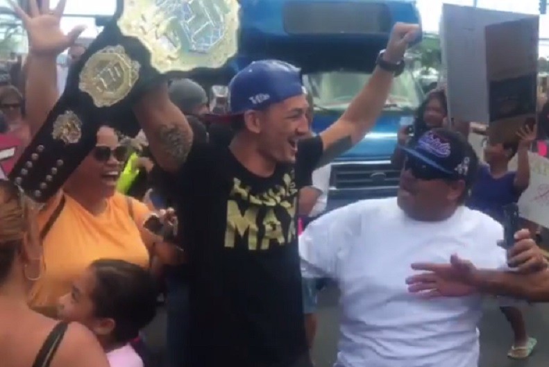 Max Holloway é recebido com festa no Havaí