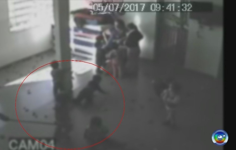 Novo trecho do vídeo mostra a servidora batendo na criança com uma vassoura (Foto: Reprodução/ TV TEM )