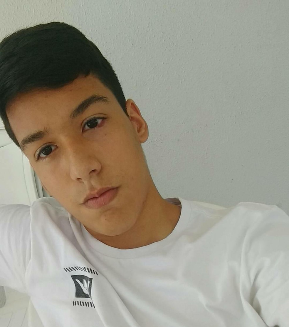 Estudante morreu após descarga elétrica em celular que estava carregando.  (Foto: Reprodução/Instagram Iago Aguiar)