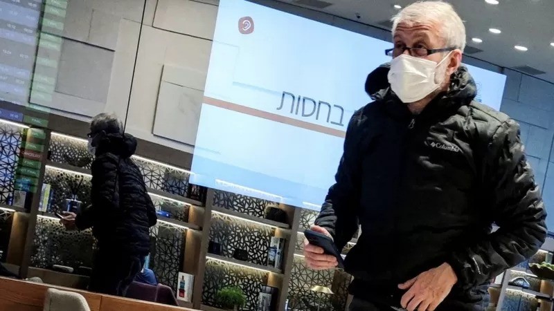 Abramovich foi fotografado no aeroporto de Tel Aviv em 14 de março, dez dias após o suposto envenenamento (Foto: Reuters via BBC News)