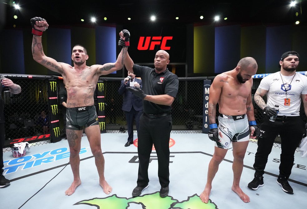 Alex Poatan venceu Bruno Blindado em sua última luta no UFC por decisão unânime — Foto: Chris Unger/Zuffa LLC/Getty Images