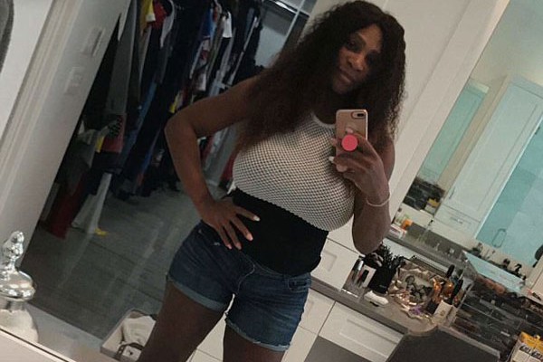Serena posa com shortinho jeans duas semanas após dar à luz (Foto: Reprodução/Instagram)