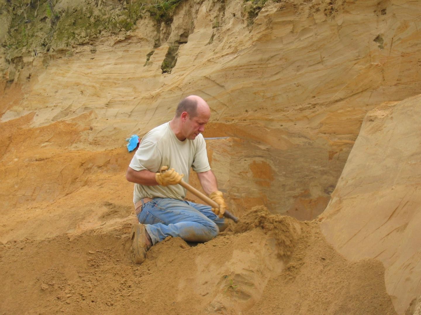 Denis-Didier Rousseau durante uma escavação em Nussloch, na Alemanha. (Foto: Pierre Antoine/Laboratoire de Geographie Physique)
