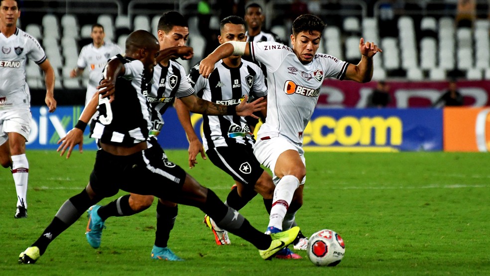Nonato disputa bola em Botafogo x Fluminense — Foto: Mailson Santana/Fluminense