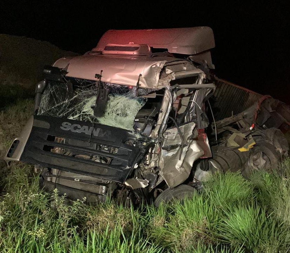 Caminhão envolvido em acidente na ERS-471 em Pantano Grande — Foto: CRBM/Divulgação