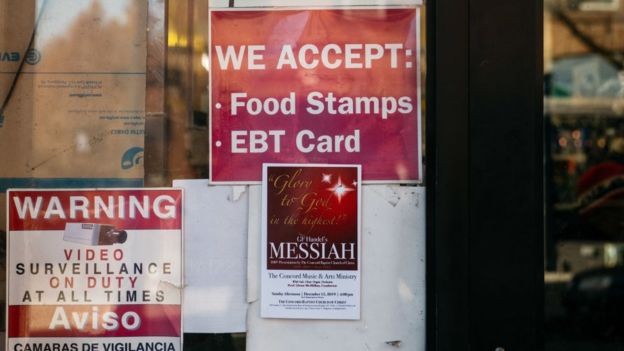Embora seja legal, aceitar benefícios sociais, como vale-refeição, pode prejudicar os imigrantes que buscam residência permanente nos Estados Unidos (Foto: GETTY IMAGES)