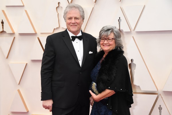 O editor de som Donald Sylvester com a esposa, Penny Shaw Sylvester, na chegada do casal ao red carpet do Oscar 2020 (Foto: Getty Images)