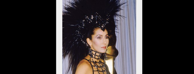 Cher, em 1986, ganhou o prêmio de melhor atriz por sua atuação em Moonstruck e surgiu para receber a estatueta com um modelo carnavalesco de Bob Mackie  