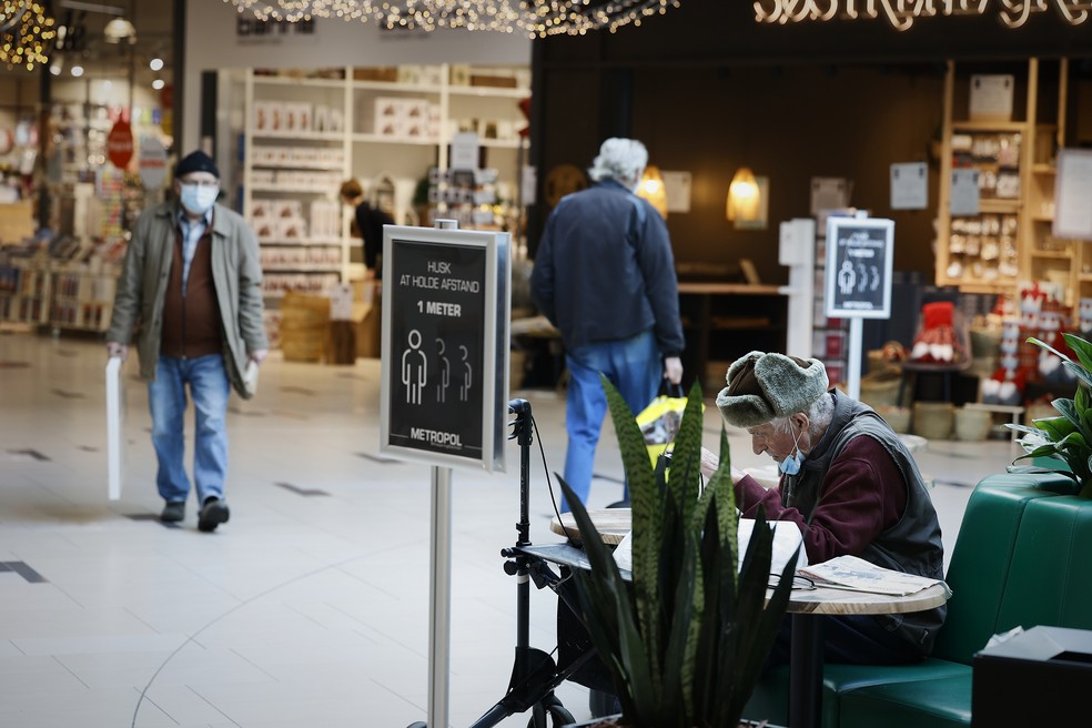 Pessoas são vistas, nesta sexta-feira (6), em um shopping na cidade de Hjørring, na Dinamarca, uma das cidades afetadas pelo lockdown decretado pelo governo na quinta-feira (5). A medida deve vigorar até pelo menos 3 de dezembro. — Foto: Claus Bjoern Larsen / Ritzau Scanpix / AFP