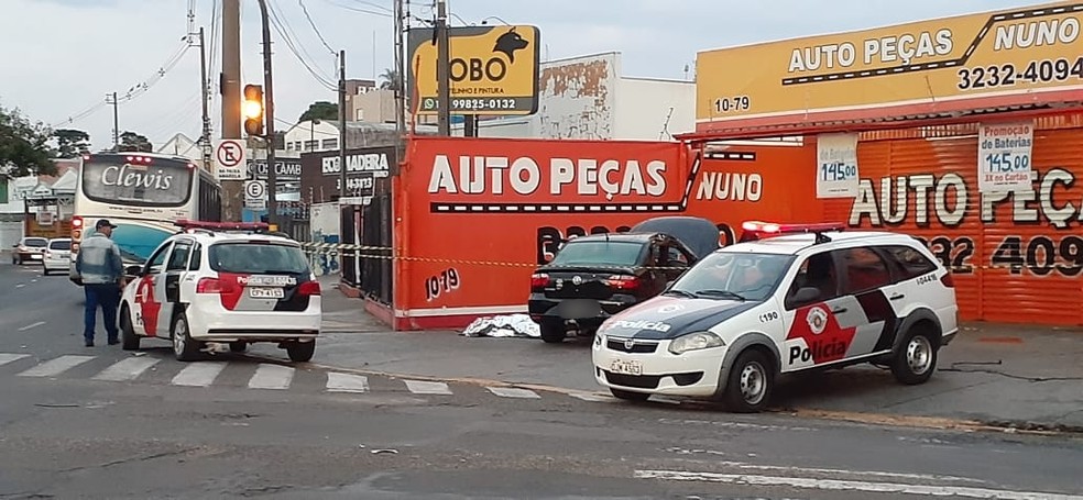 Homem morre após batida entre carro e ônibus em cruzamento no centro de Bauru — Foto: Marco Previdello/TV TEM