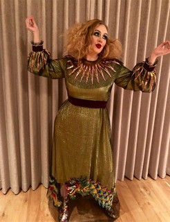 Adele apostou no combo maquiagem pesada + vestido incrível para o look de Dia das Bruxas.