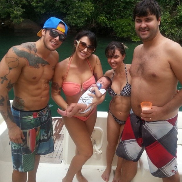 Jaque Khury com o filho, Gael, o marido, Rafael Mello, e amigos (Foto: Reprodução/Instagram)