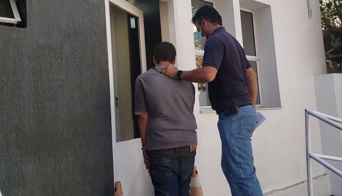 Jovem esfaqueia e ateia fogo na mãe, furta um carro e é preso após invadir escola em MG