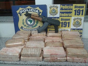 Tabletes de cocaína e fuzil AK-47 apreendidos pela PRF na BR-262 em MS (Foto: Divulgação/PRF)