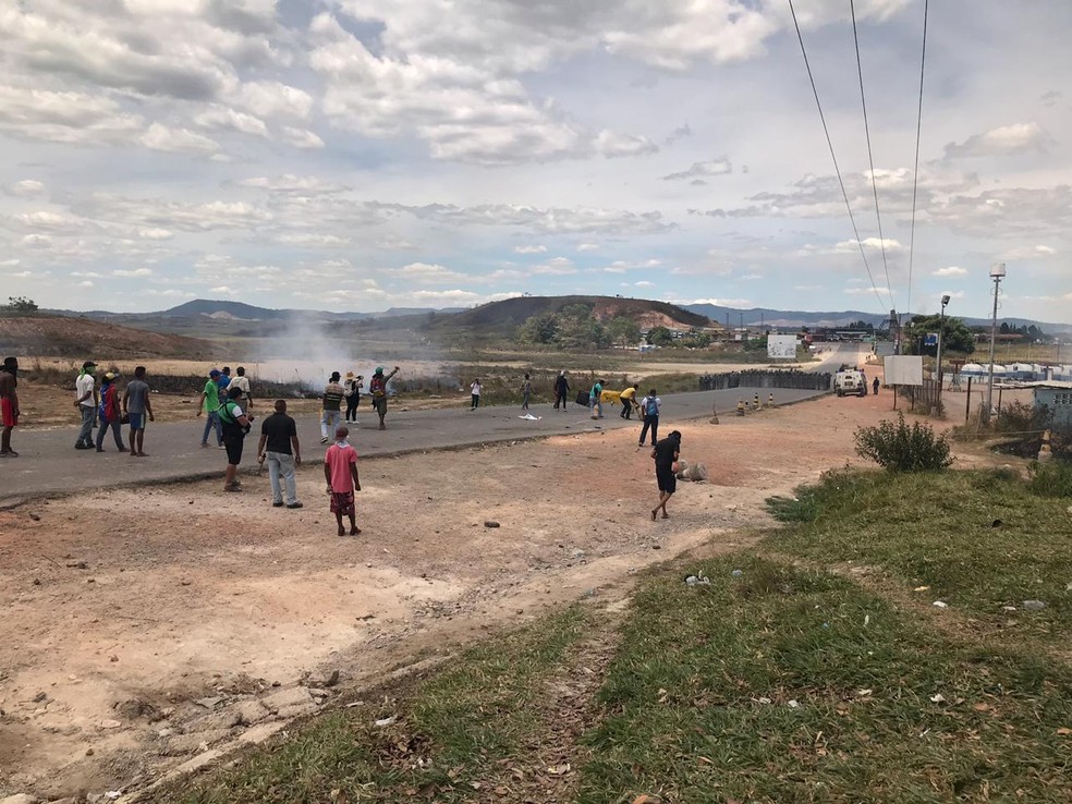 Venezuelanos protestam contra guarda nacional da Venezuela na fronteira com o Brasil, na região de Pacaraima (RR). — Foto: Alan Chaves/G1