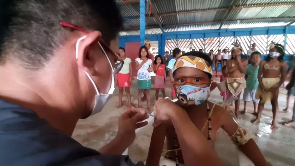 Vestidas com os trajes típicos de sua etnia, crianças receberam primeira dose da vacina contra Covid no Amazonas. — Foto: Rôney Elias/Rede Amazônica