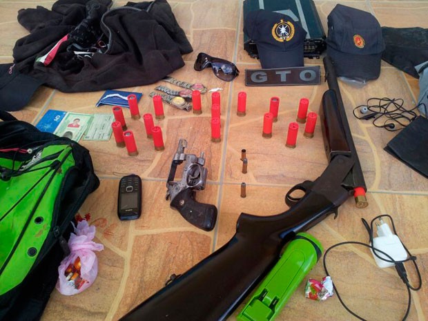 Após o confronto com a PM em Janduís, policiais apreenderam uma espingarda calibre 12 e um revólver 38, além de muitas munições (Foto: Capitão da PM Inácio Brilhante)