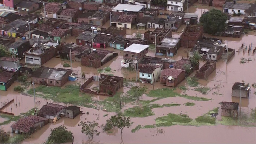 Chuvas causaram transtornos e alagamentos no Grande Recife (Foto: Reprodução/TV Globo)