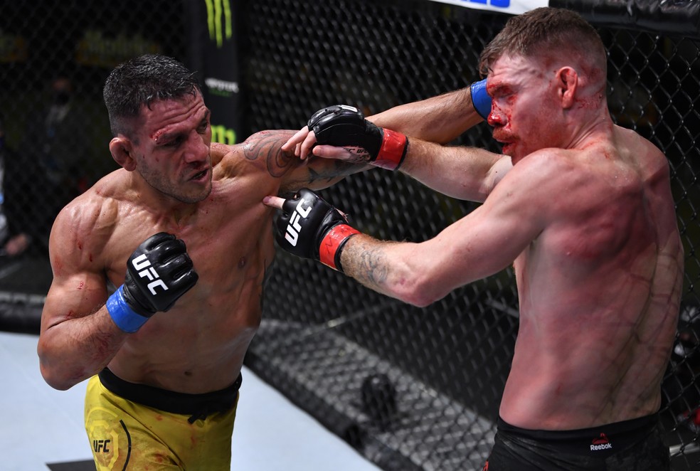 Rafael dos Anjos venceu Paul Felder por decisão dividida na luta principal do UFC — Foto: Jeff Bottari/Zuffa LLC