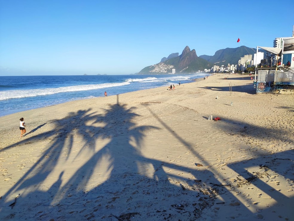 Prefeitura do Rio liberou a permanência nas praias nos dias úteis — Foto: José Raphael Bêrredo/G1 Rio