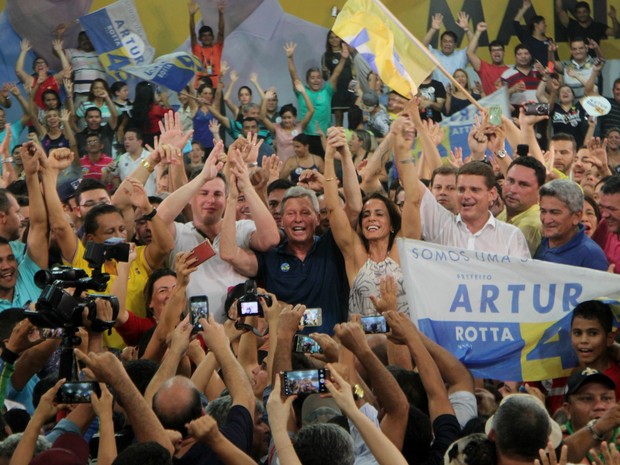 Candidato Artur Neto comemorou  a vitória com a família e os apoiadores políticos (Foto: Ive Rylo)
