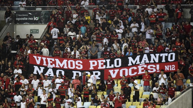 Torcida exibe faixa de protesto no Maracanã