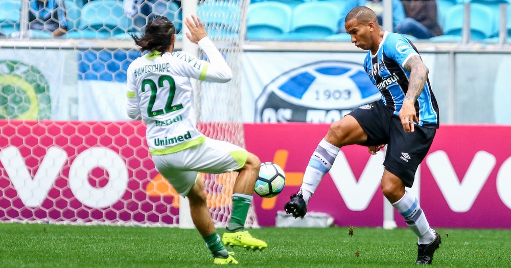 Comentarista diz que setor ofensivo do Grêmio preocupa: Pobreza criativa
