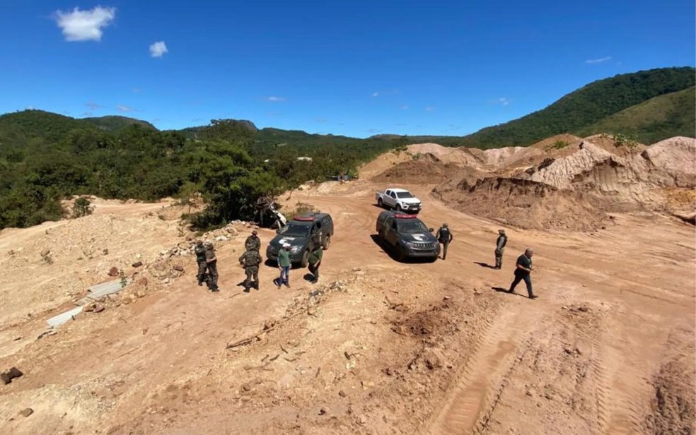 Polícia fecha garimpo ilegal e aplica mais de R$ 600 mil em multas, em Niquelândia — Foto: Divulgação/PMGO