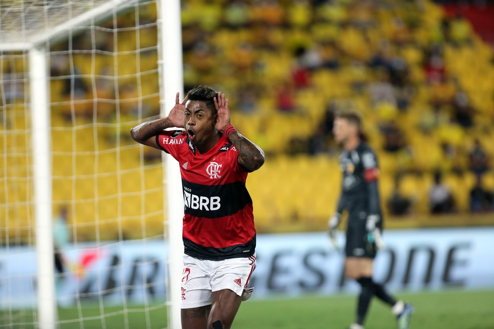 Bruno Henrique comemora o segundo gol do Flamengo — Foto: Staff Images / CONMEBOL
