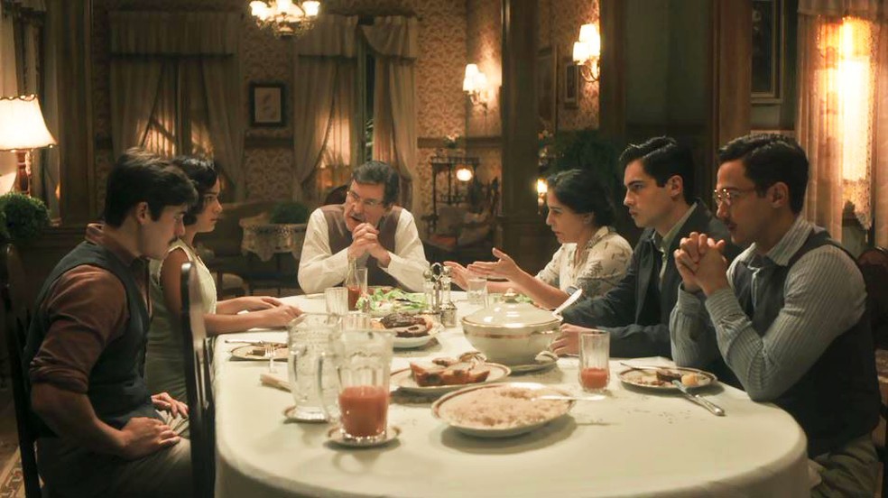 Lola (Gloria Pires) tenta acalmar o clima durante o jantar em família em 'Éramos Seis' — Foto: Globo