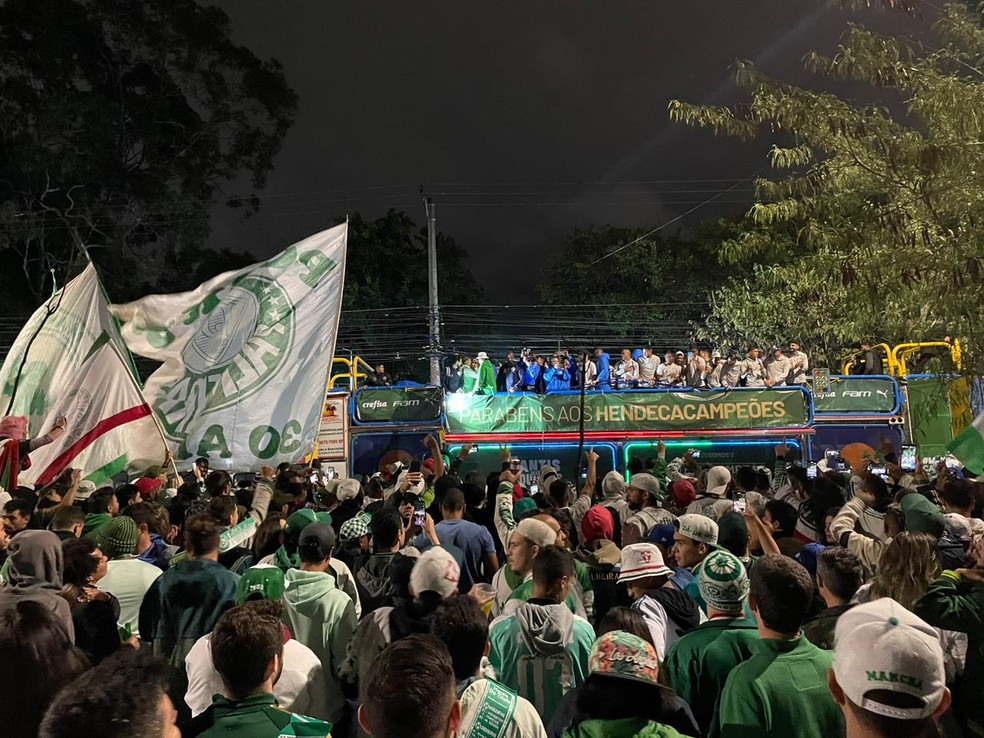 Trio elétrico com os campeões brasileiros chega à Academia de Futebol — Foto: Matheus Ribeiro