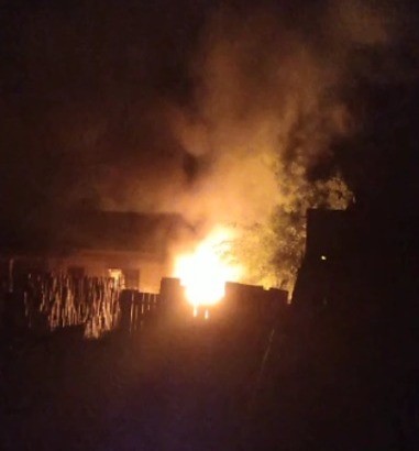 Homem coloca fogo na própria casa e recebe policiais a tiros em Santa Maria, diz Brigada Militar