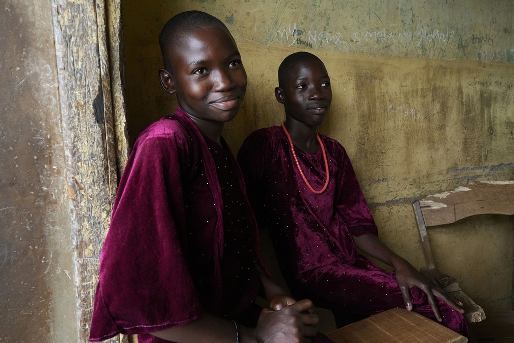 Taiwo Lateef e Kehinde Lateef, de 13 anos, participantes do 12º festival de gêmeos de Igbo-Ora, cidade no sudoeste da Nigéria, que celebra anualmente a alta incidência de gêmeos entre seus habitantes — Foto: Sunday Alamba/AP