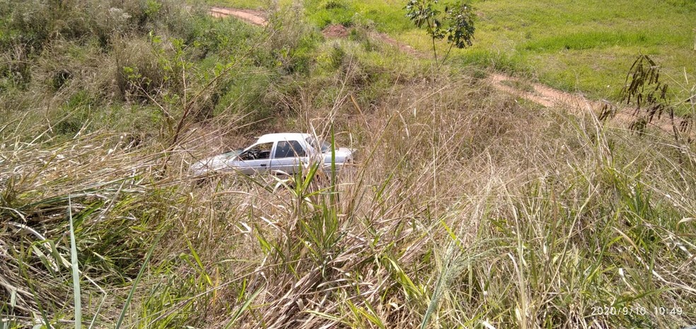 Carro caiu da ribanceira na Rodovia Raimundo Maiolini — Foto: Polícia Militar
