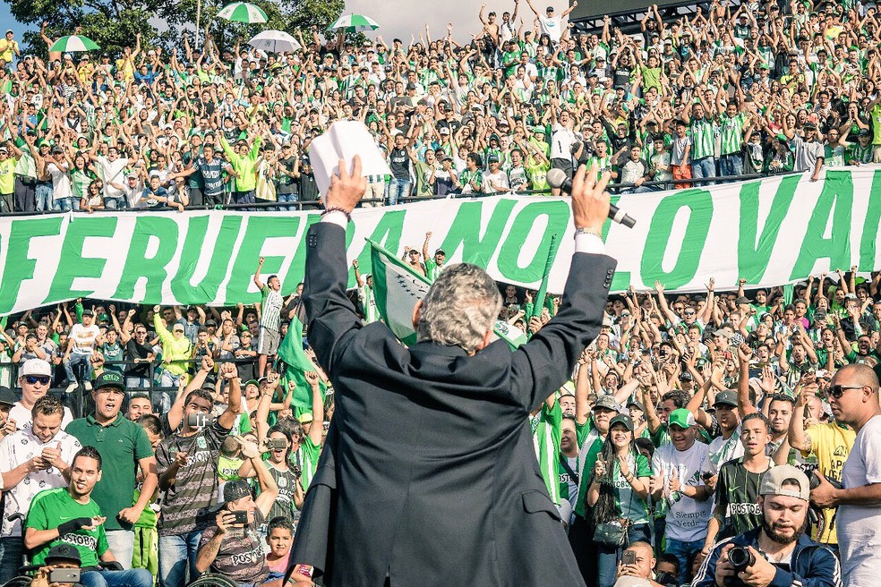 Reinaldo Rueda é aclamado por torcedores do Atlético Nacional (Foto: Reprodução / twitter oficial Reinado Rueda)