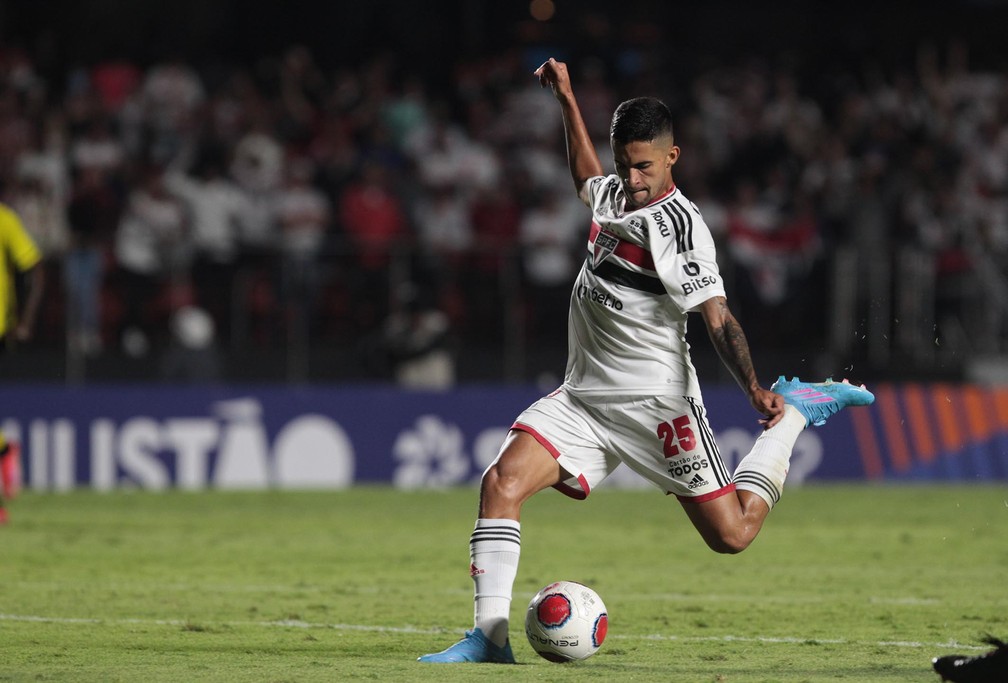 Rodrigo Nestor vem sendo um dos destaques do São Paulo na temporada — Foto: Rubens Chiri / saopaulofc.net