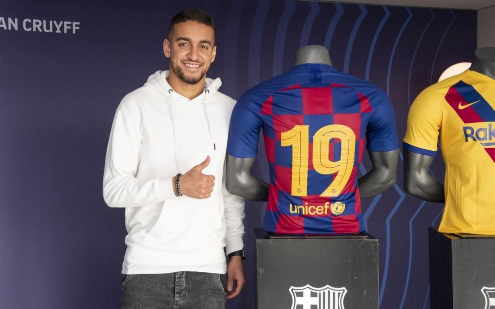 Ex-Corinthians retorna aos treinos no Barcelona e aguarda definição de seu futuro