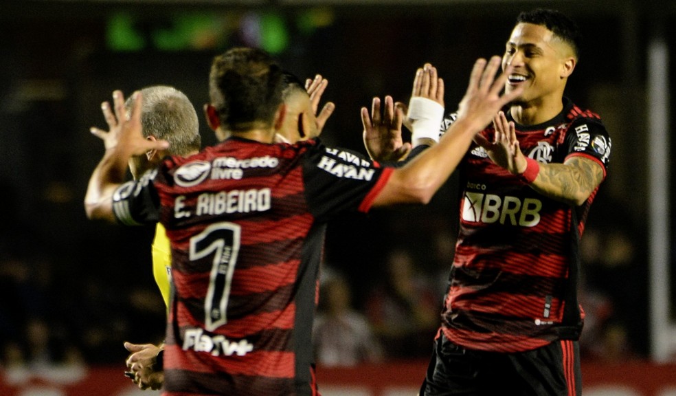 São Paulo x Flamengo: Everton Ribeiro e João Gomes comemoram — Foto: Marcos Ribolli