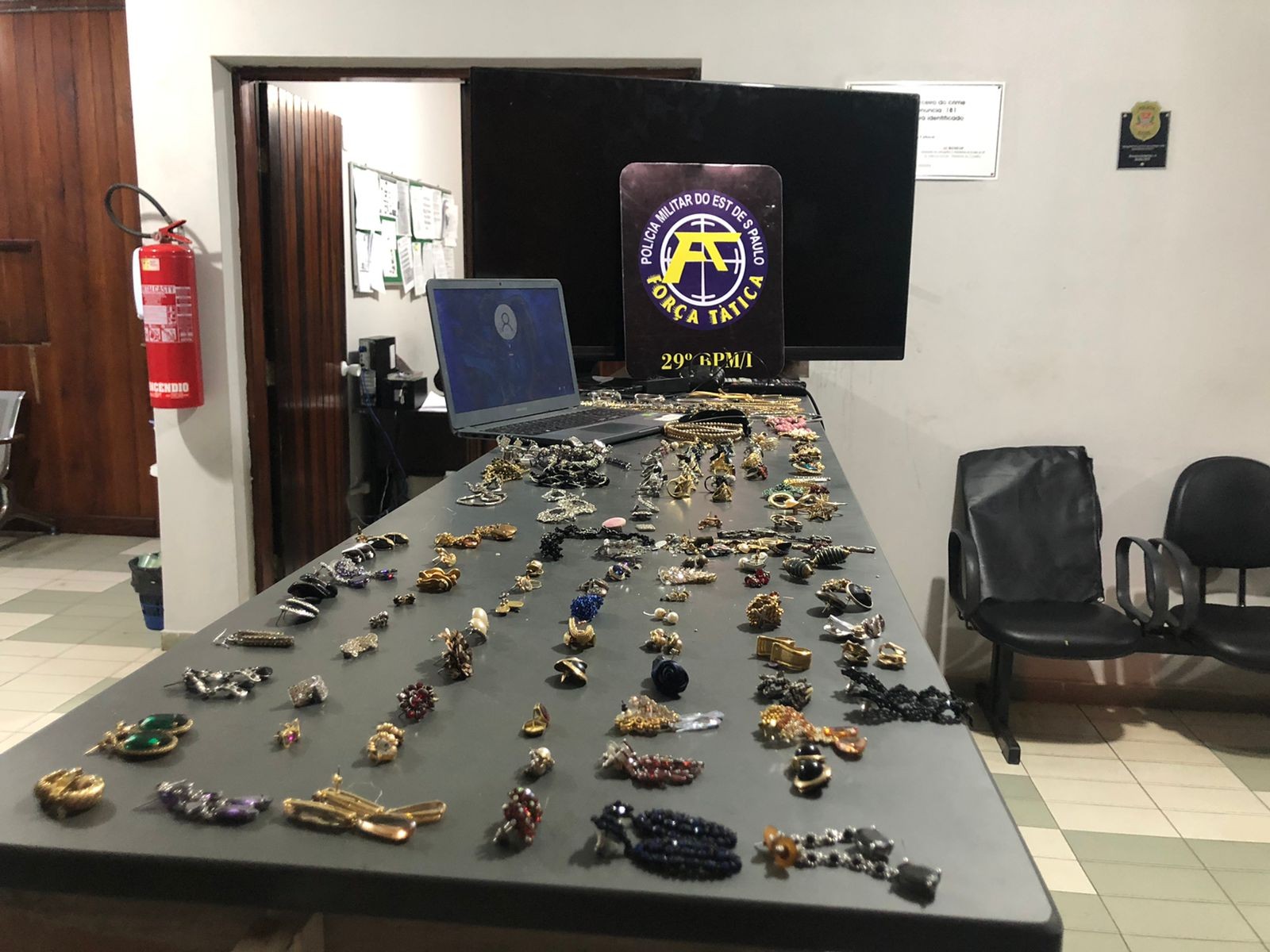 Dupla é presa em flagrante com 162 joias, televisão e notebook furtados; VÍDEO
