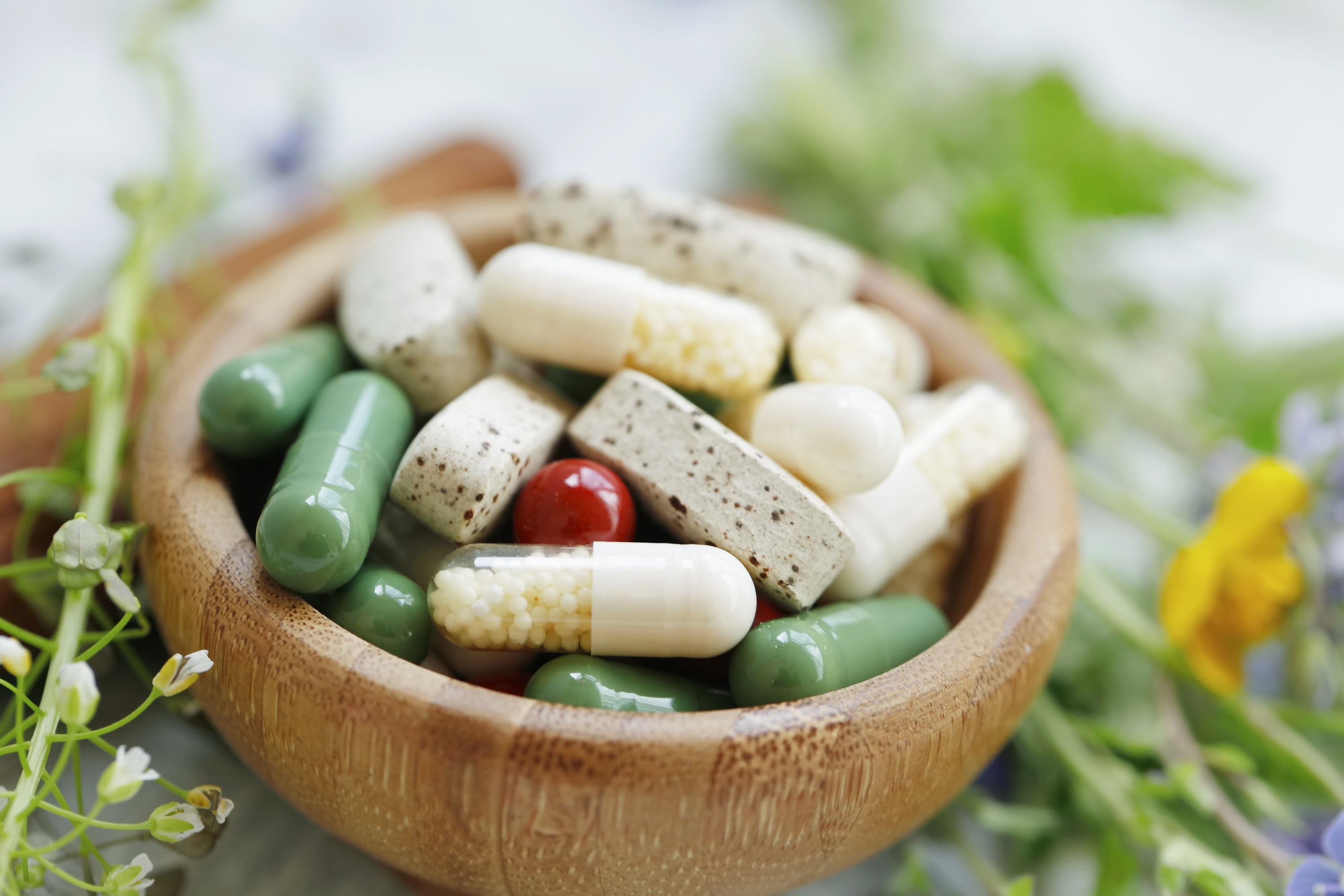 Natural suplements pills, alternative medicine with herbal plants extracts pills, herbal medicine, homeopathy organic super food suplements (Foto: Getty Images/iStockphoto)