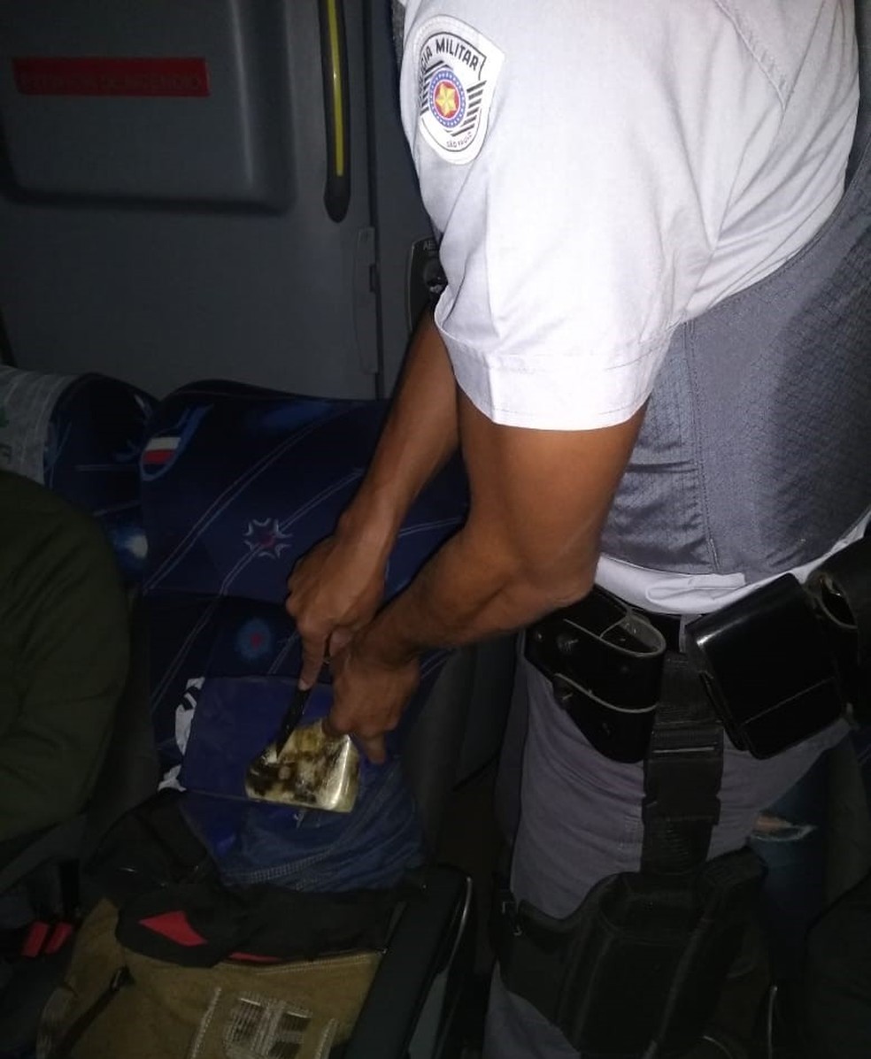 Droga, comprada por R$ 2 mil, foi encontrada na mochila do adolescente — Foto: Cedida/Polícia Rodoviária