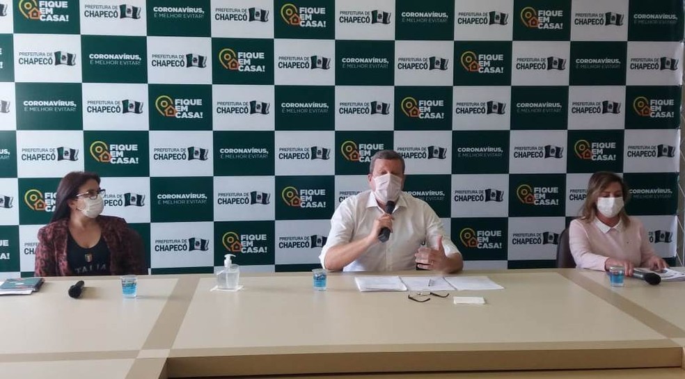 Prefeito de Chapecó fez coletiva e anunciou que comércio segue aberto — Foto: Prefeitura de Chapecó/Divulgação