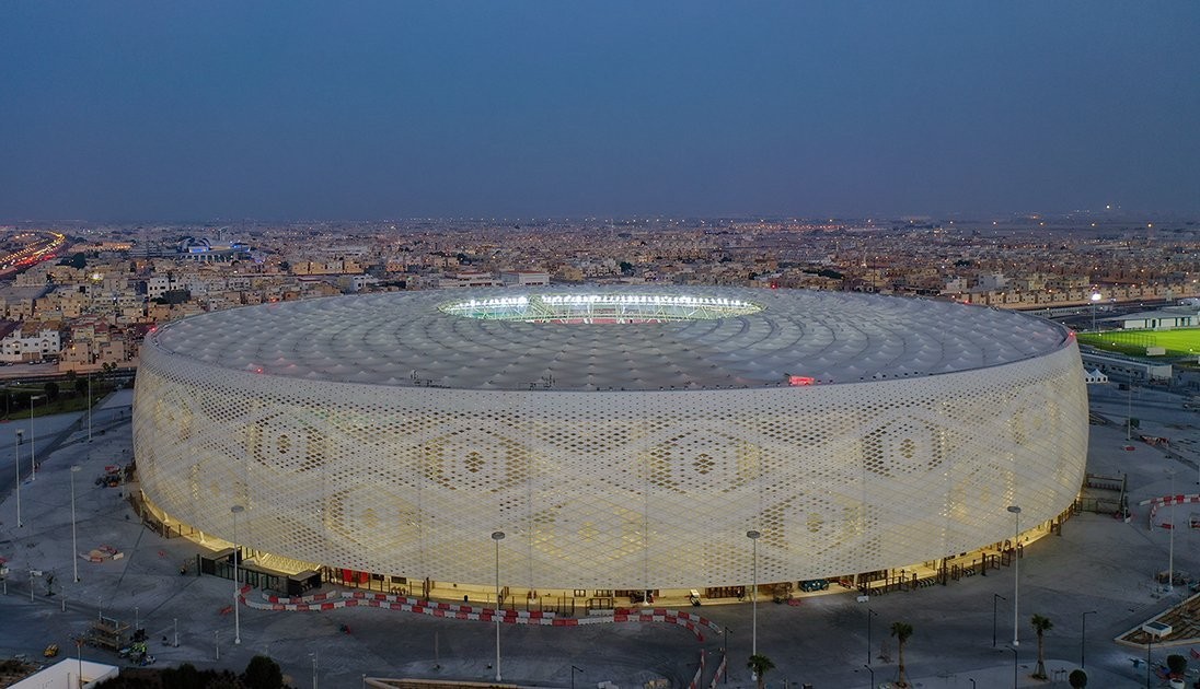 O escritório AS+P Albert Speer + Partner em parceria com Dar Al-Handasahl assina a construção do estádio Al Thumama (Foto: Reprodução / Qatar's Supreme Committee for Delivery & Legacy )